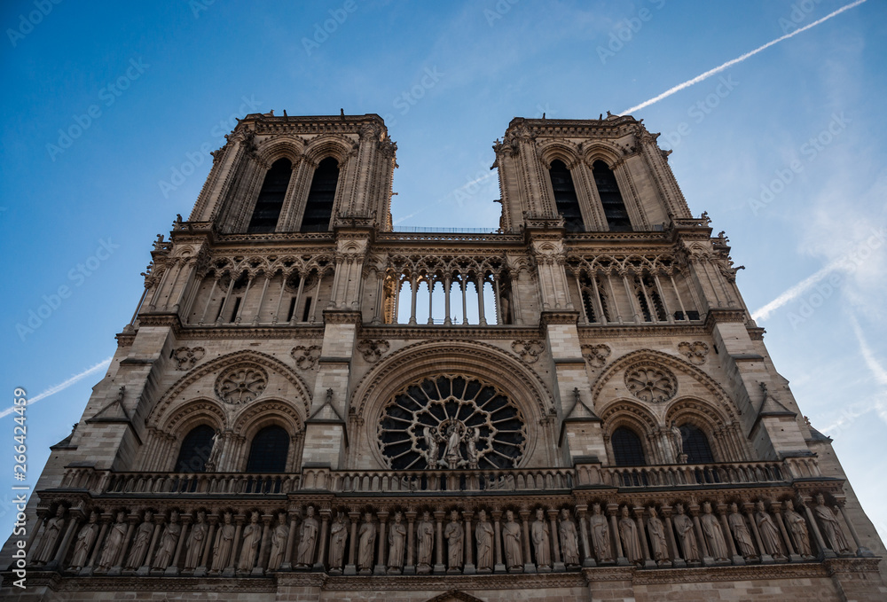 Iglesia de Notre Dame París parte frontal en día despejado