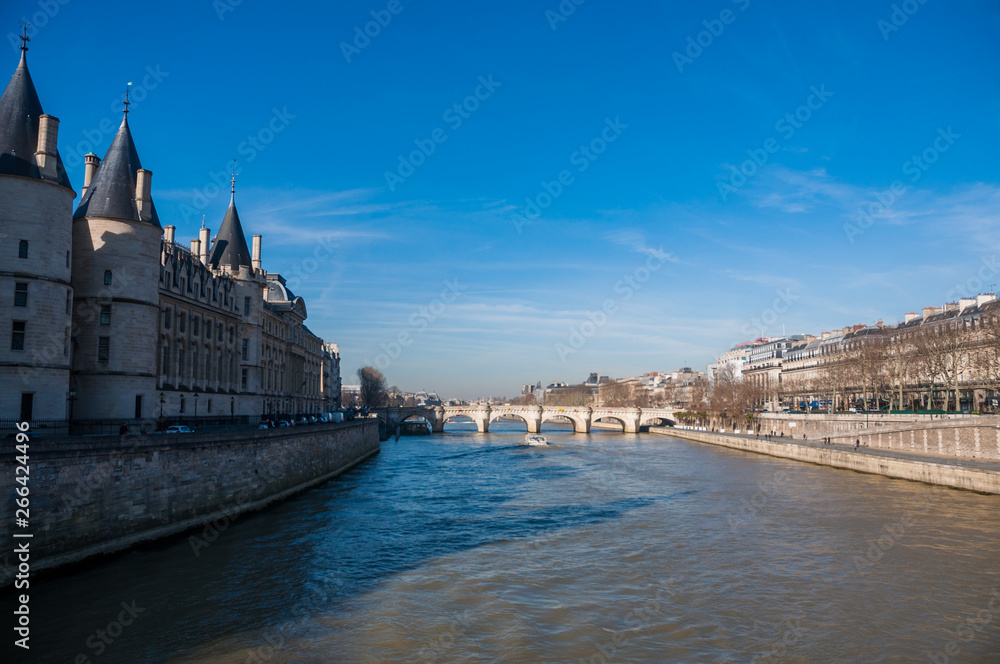 Vista por la mañana de Rio Sena en París