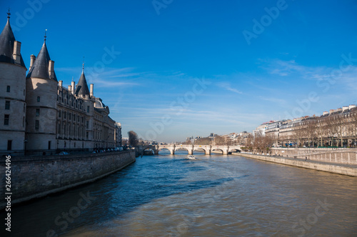 Vista por la mañana de Rio Sena en París © Gustavo