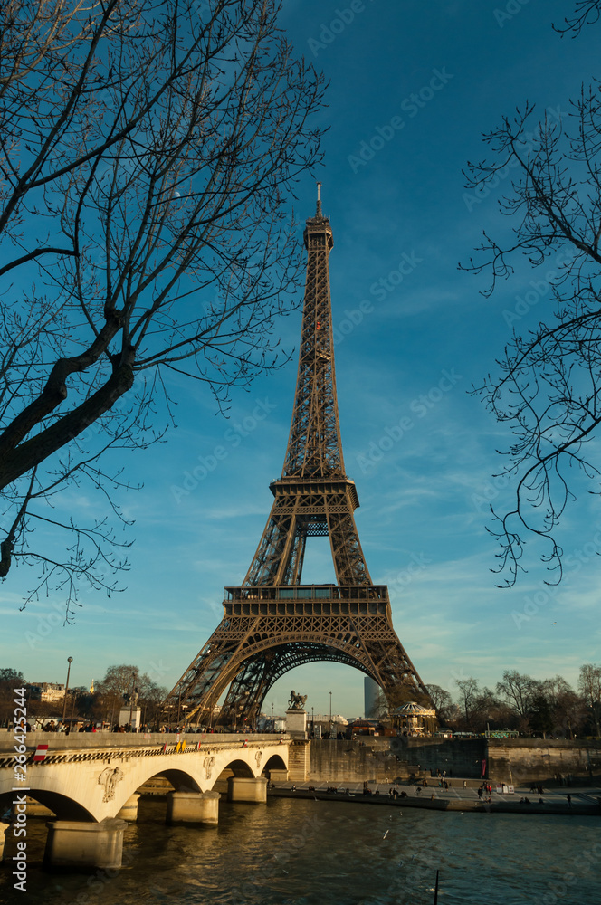 Torre Eiffel día despejado en París