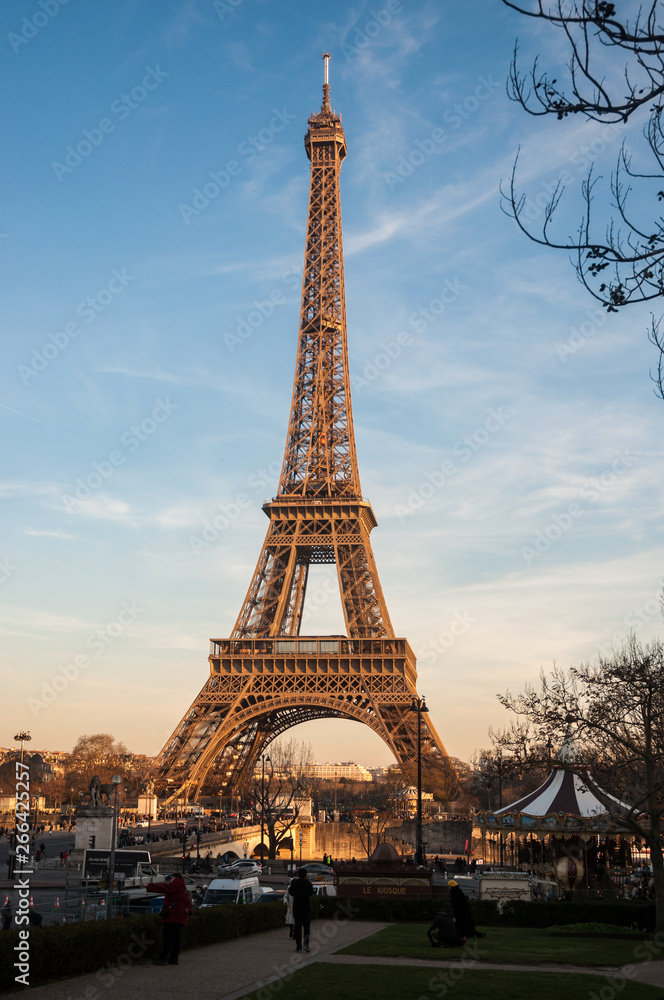 Torre Eiffel por la tarde con cielo despejado