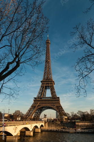 Fototapeta Naklejka Na Ścianę i Meble -  Torre Eiffel día despejado en París