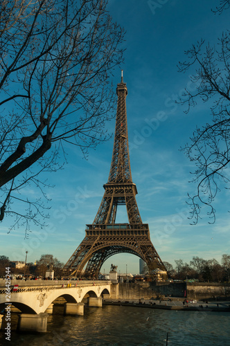 Torre Eiffel día despejado en París © Gustavo