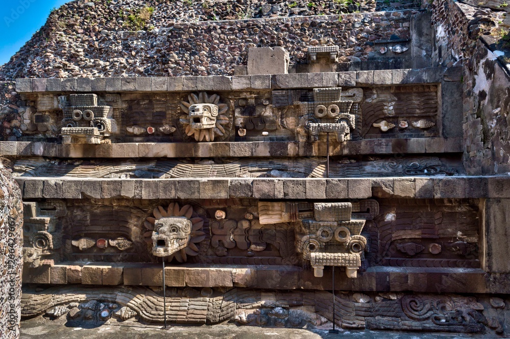 Vista frontal de la Pirámide de la Serpiente Emplumada en Teotihuacan. Quetzalcóatl, deidad de la cultura mesoamericana.