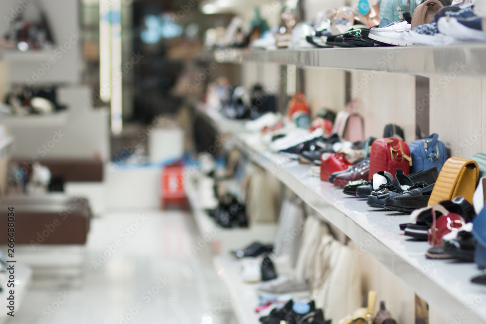 Obraz premium białe półki sklepowe z butami i torbami