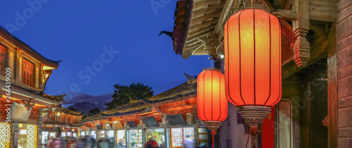 Stare miasto w Lijiang wieczorem z wypitym turystą.