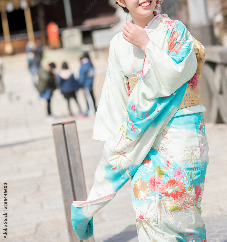 神社と振袖の女性 神社と振袖の女性