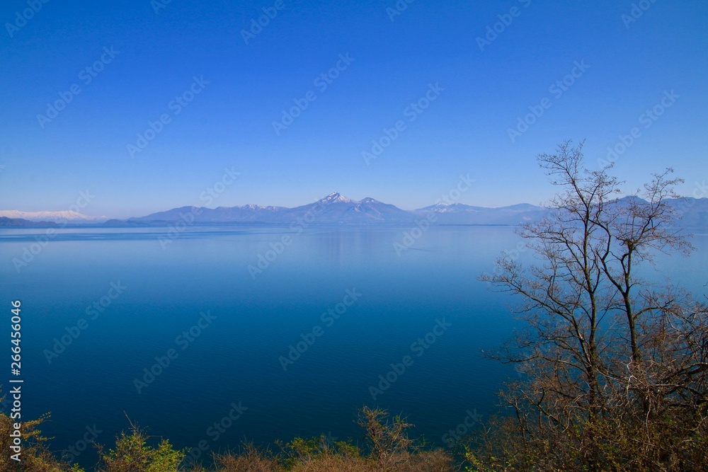春の猪苗代湖と磐梯山(郡山市・湖南町) 春の猪苗代湖と磐梯山(郡山市・湖南町)