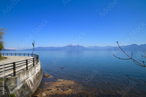 春の猪苗代湖と磐梯山（郡山市・湖南町） photo