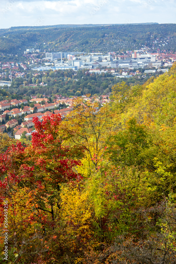 Herbstliches Jena im Saaletal in Thüringen