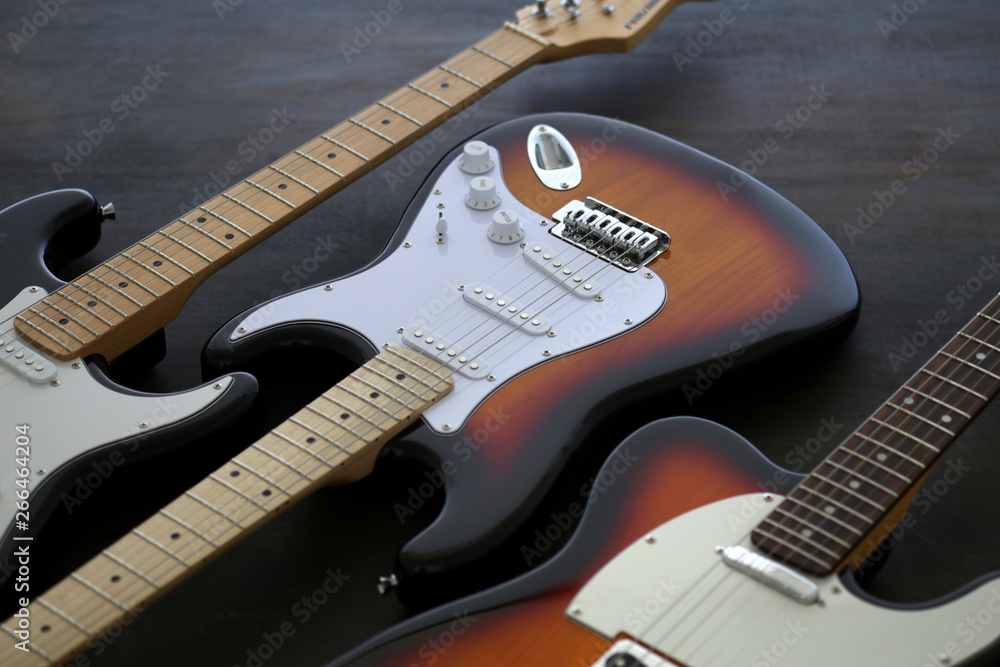 Obraz premium 黒い背景のサンバーストのエレキギター