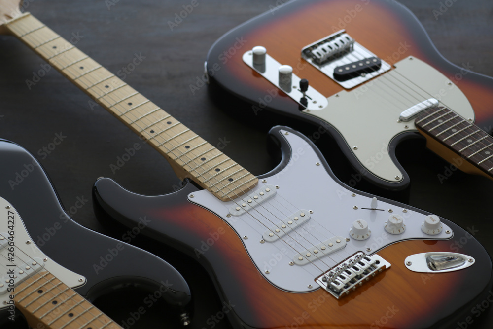 Obraz premium 黒い背景のサンバーストのエレキギター