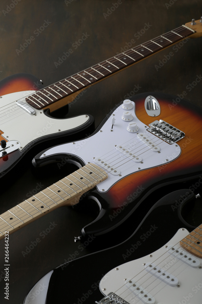 Obraz premium 黒い背景のサンバーストのエレキギター