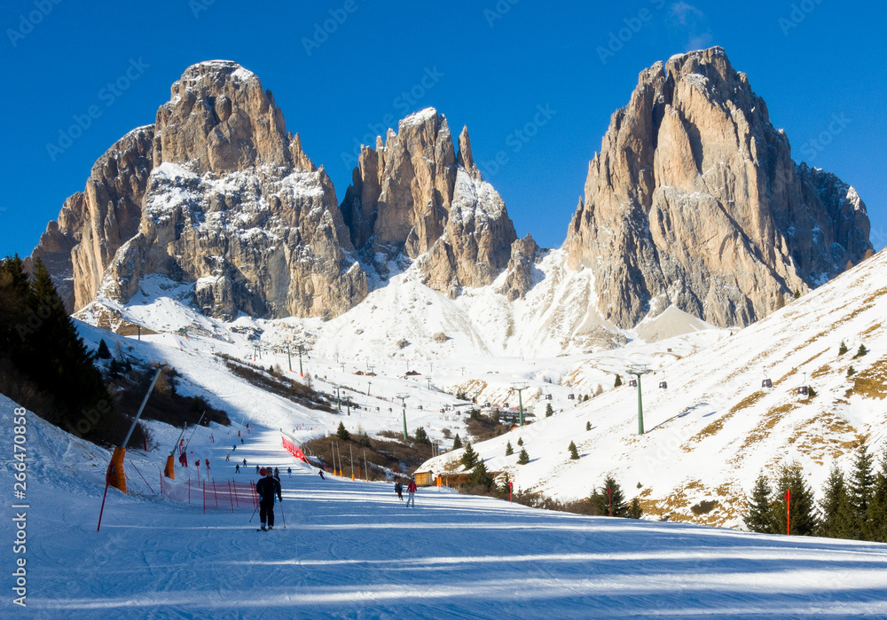 In der Sella Ronda, Skigebiet am Langkofel, Dolomiten die Umrundung der Sella mit ihren 12