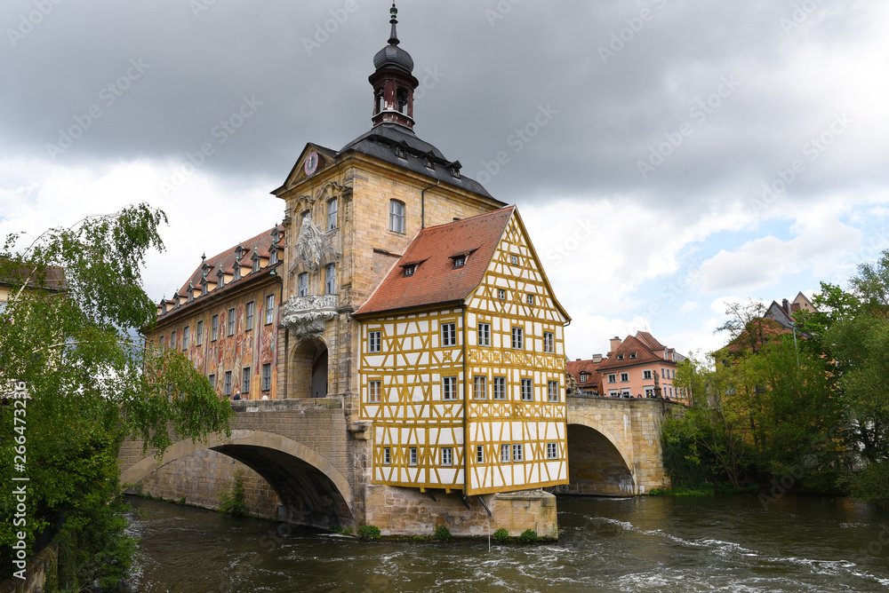 Ein Rathaus mitten im Fluss _ Das über 500 Jahre alte und auf einer künstlichen Insel erbaute mittelalterliche alte Rathaus von Bamberg