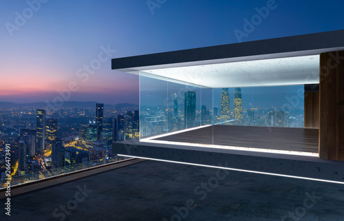 Pusty szklanej ściany balkon z widokiem na panoramę miasta. Scena nocna. Mieszane media.