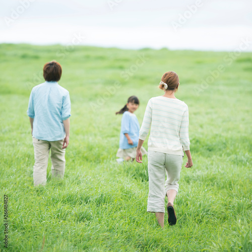 草原を歩く親子の後姿