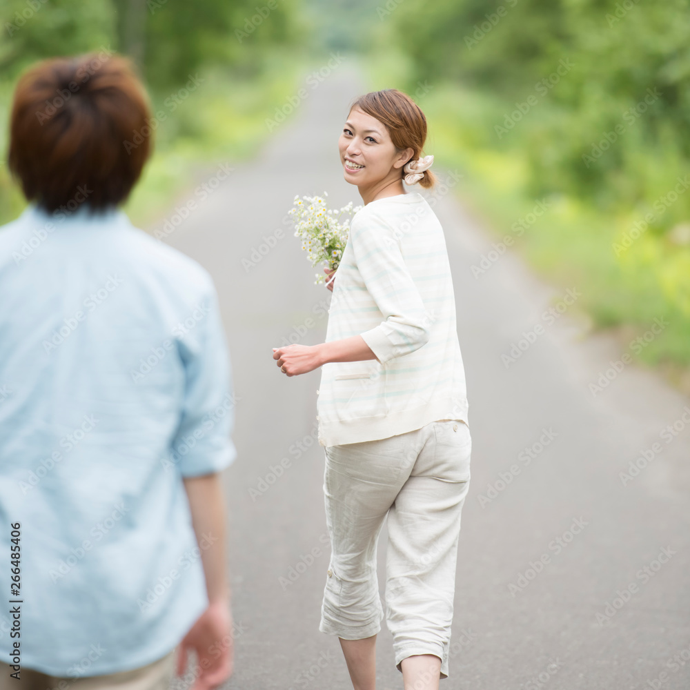 一本道を走るカップル 一本道を走るカップル