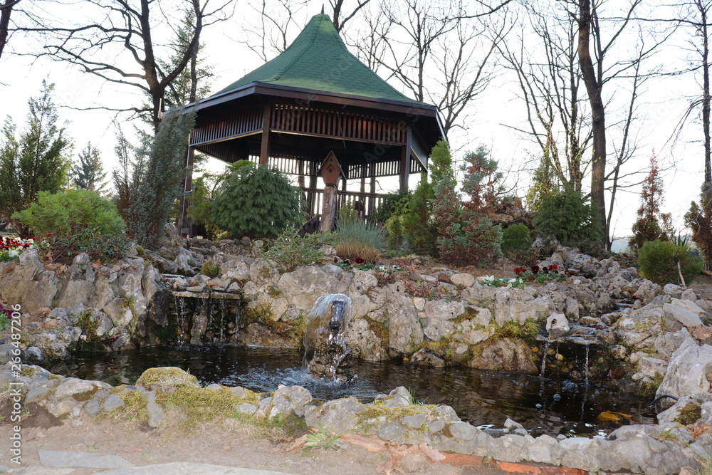 Obraz premium Small Fountain and a Resting place in the background