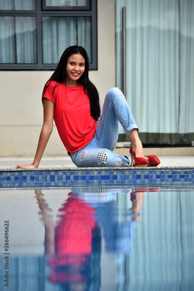 Φωτογραφία Happy Pretty Asian Teen Girl Sitting By Pool