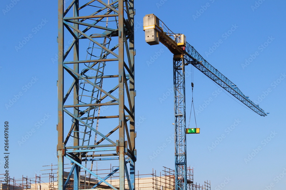 Cantiere edile in primavera - Gru e ponteggio