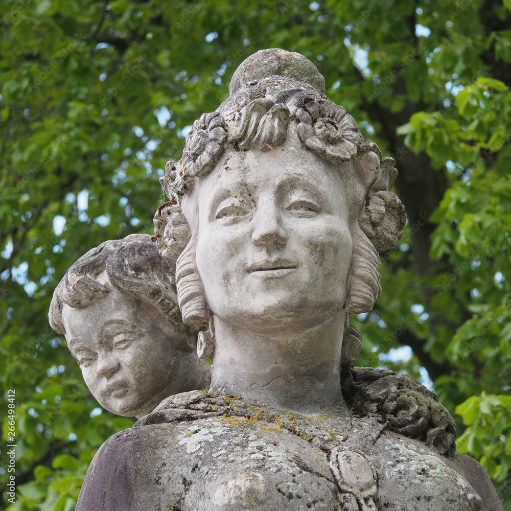 Historische Skulpturen in einem Park in Bad Oeynhausen