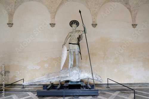 Bilde på lerret statue of  Sain Theodore in the courtyard of Doge's Palace in Venice, Italy