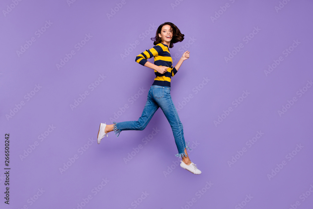 Foto Full length side profile body size photo beautiful she her lady cheerful jump hi