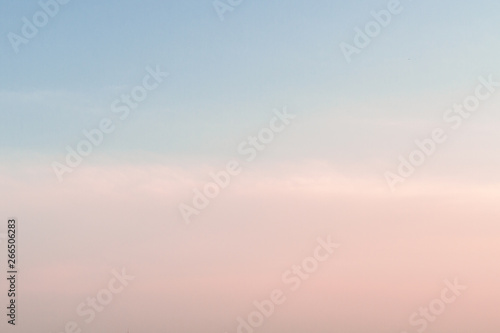 Beautiful sunset sky with feathery pink clouds in spring © Viktoriya09