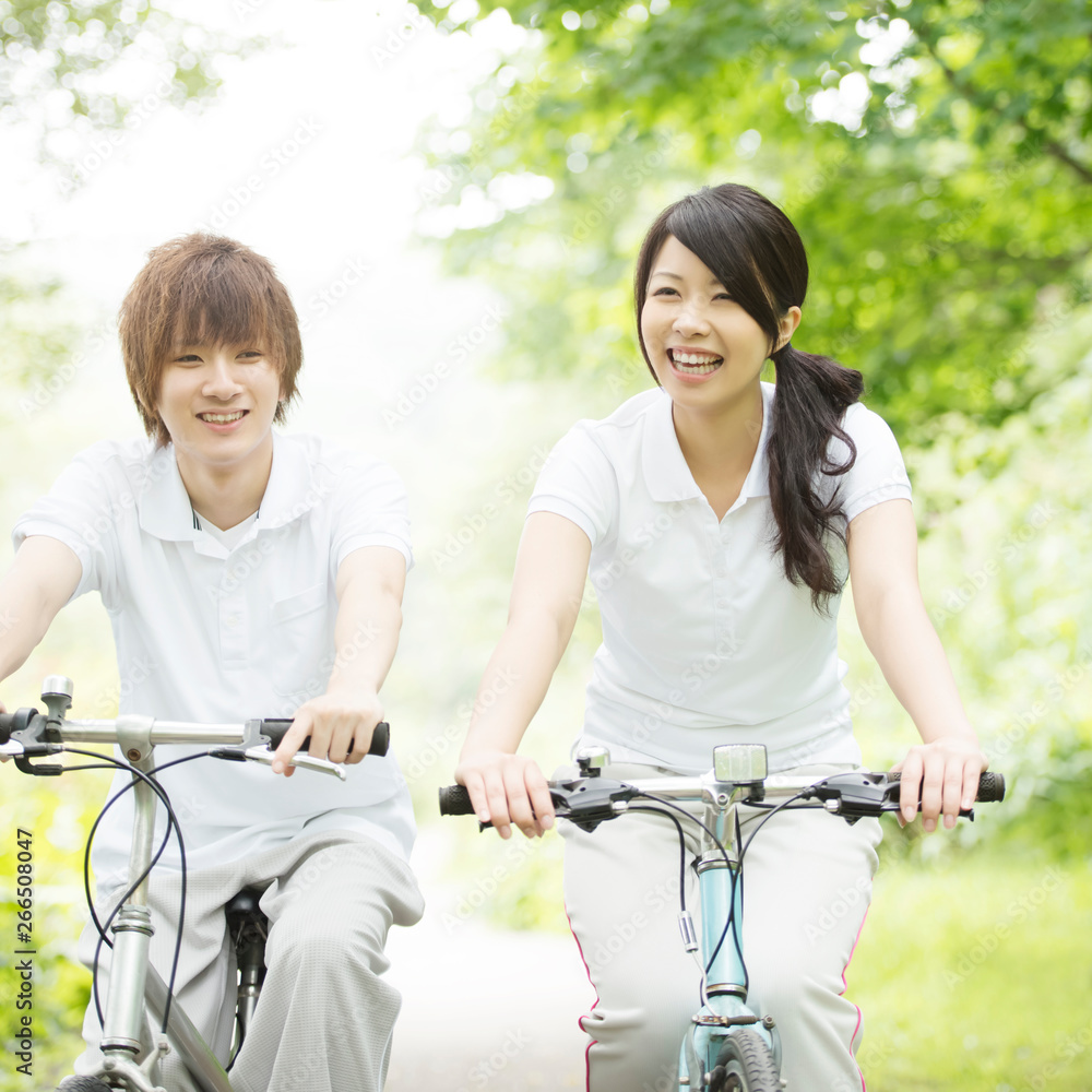 Obraz premium 自転車に乗るカップル