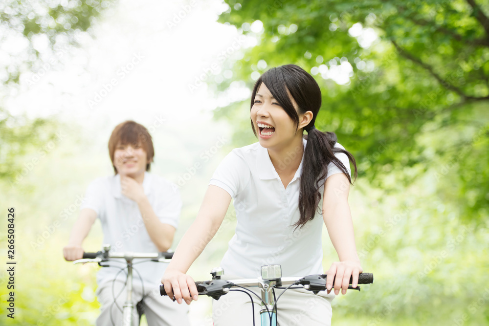Obraz premium 自転車に乗るカップル
