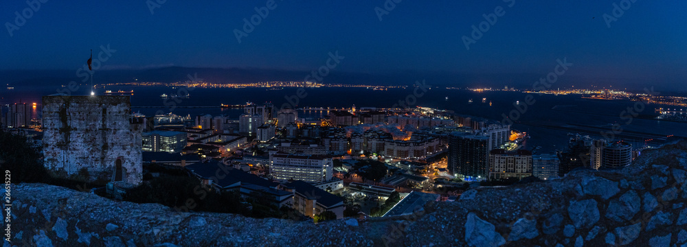 Naklejka premium Panorama bei Nacht in Gibraltar