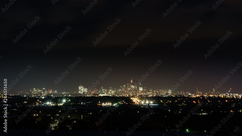 Nachtaufnahme von der weit entfernten Skyline von Sydney Australien