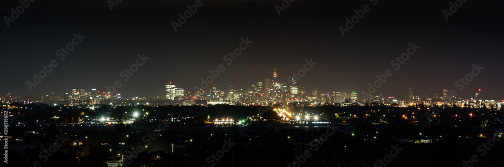 Nachtaufnahme von der weit entfernten Skyline von Sydney Australien