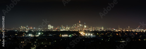 Nachtaufnahme von der weit entfernten Skyline von Sydney Australien