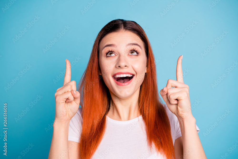 Close up photo of cheerful satisfied enjoy hipster advertise advert choose decide demonstrate attention option advise pick anticipation wear t-shirt modern isolated blue background Close up photo of cheerful satisfied enjoy hipster advertise advert choose decide demonstrate attention option advise pick anticipation wear t-shirt modern isolated blue background