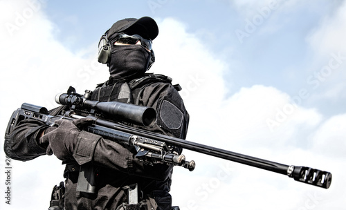 Billede på lærred Police tactical group sniper with rifle in hands