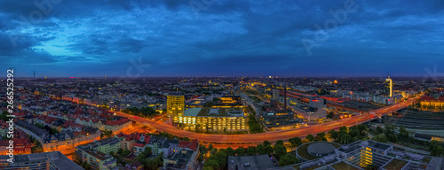 München von oben als Panorama am Abend zur blauen Stunde