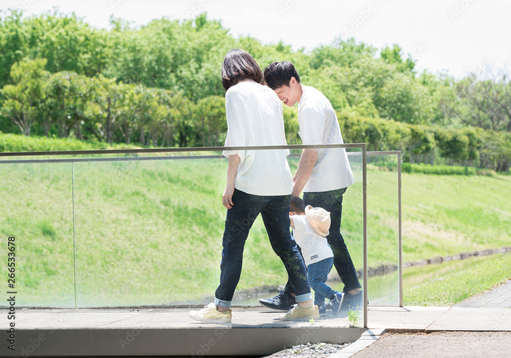 手を繋いで歩く家族 手を繋いで歩く家族