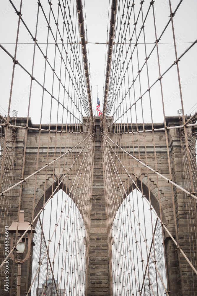 Fototapeta premium Most Brookliński słynnej architektury w kierunku centrum Manhattanu - Nowy Jork, NY