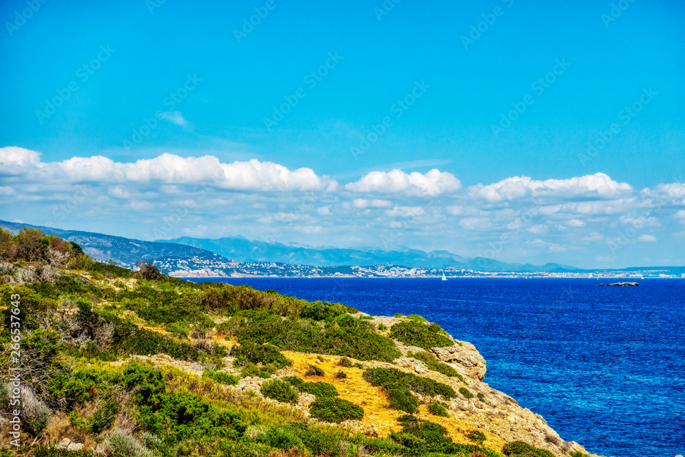 Steilküste bei Portals Vells auf Mallorca mit Blick auf die Meeresbucht von Palma