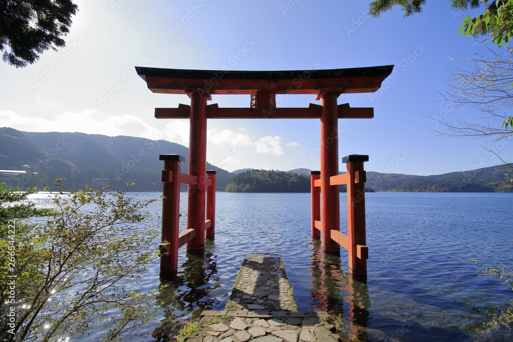 箱根神社の平和の鳥居と芦ノ湖