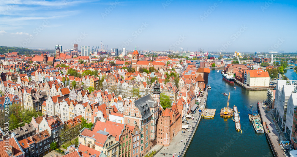 Krajobraz Gdańska z rzeka Motławą i turystyczna częścią starego miasta. Panorama z lotu ptaka.