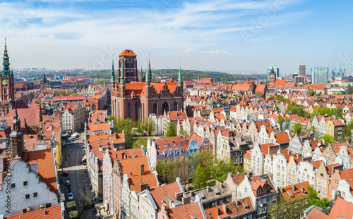 Gdańsk krajobraz turystycznej części miasta z widoczną Bazyliką i zabudowaniami starego miasta.