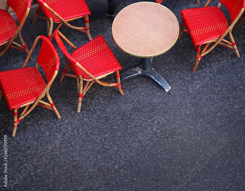rote Stühle vor einem Bistro
