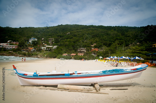 Barcos e canoas na areia da praia