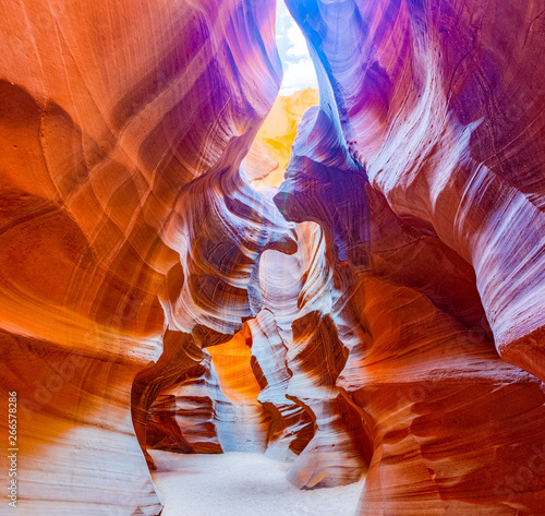 Antelope Canyon to kanion szczelinowy w południowo-zachodniej części Ameryki.