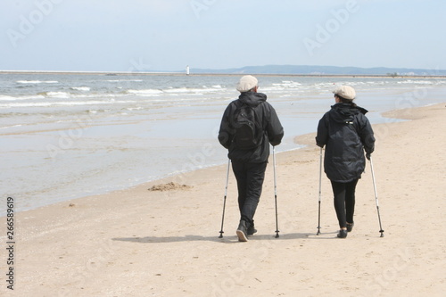 Wallpaper Mural Nordic walking am Meer Torontodigital.ca
