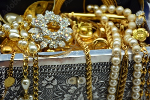 un tesoro, cofre lleno de joyas, perlas, y oro