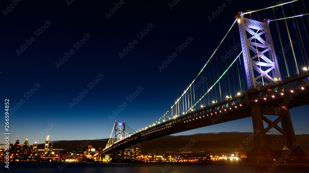 Naklejka premium bridge at night